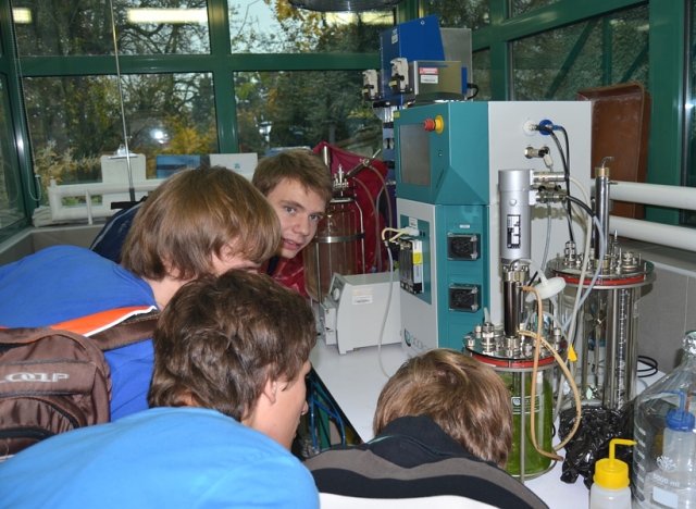 Den otevřených dveří 2011 v Ústavu experimentální botaniky AV ČR. Pracoviště Praha–Karlovka. Foto Michal Procházka, Gymnázium V. B. Třebízského, Slaný.
