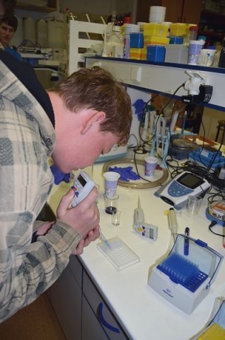Den otevřených dveří 2011 v Ústavu experimentální botaniky AV ČR. Pracoviště Praha–Ruzyně. Foto Michal Procházka, Gymnázium V. B. Třebízského, Slaný.