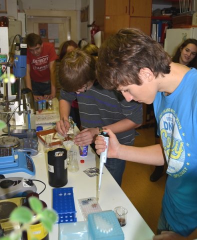 Den otevřených dveří 2011 v Ústavu experimentální botaniky AV ČR. Pracoviště Praha–Ruzyně. Foto Michal Procházka, Gymnázium V. B. Třebízského, Slaný.