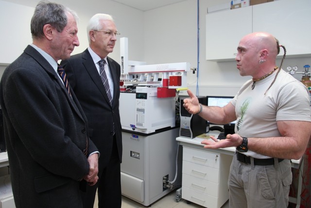 Doktor Jan Rezek (vpravo) u hmotnostního spektrometru. Tento přístroj je určen pro chemickou analýzu rostlinných vzorků. Foto Stanislava Kyselová, Akademický bulletin.