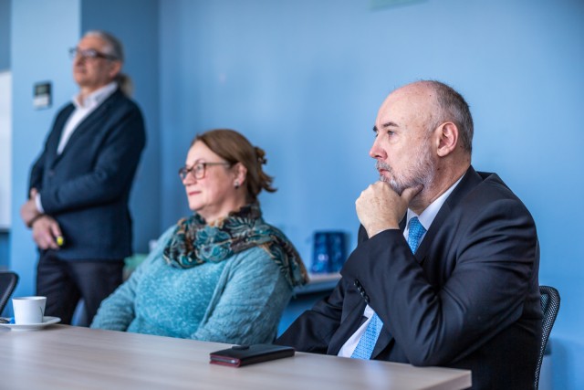 Doktorka Lenka Burketová (uprostřed) vede Laboratoř patofyziologie rostlin, doktor Petr Soudek (vpravo) je vedoucím Laboratoře rostlinných biotechnologií